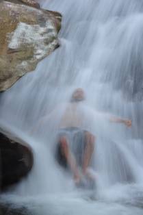 Delicioso banho na Cachoeira do Barata, na Serra do Tepequem, no norte de Roraima